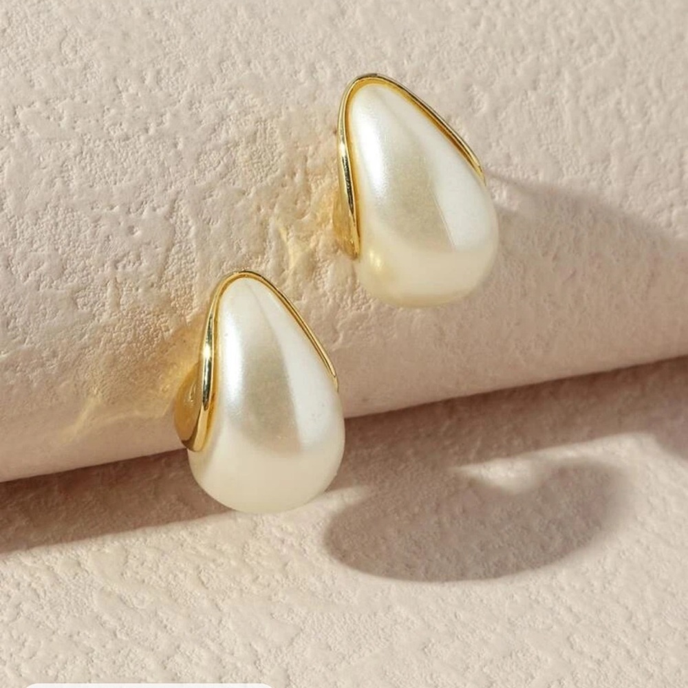 ✨ NWT Gold & Pearl modern simple earrings ✨ - Picture 4 of 4